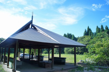 鈴記 好博氏の絵本原画展にて（左から三原さん・中央鈴記先生・右側森田代表）